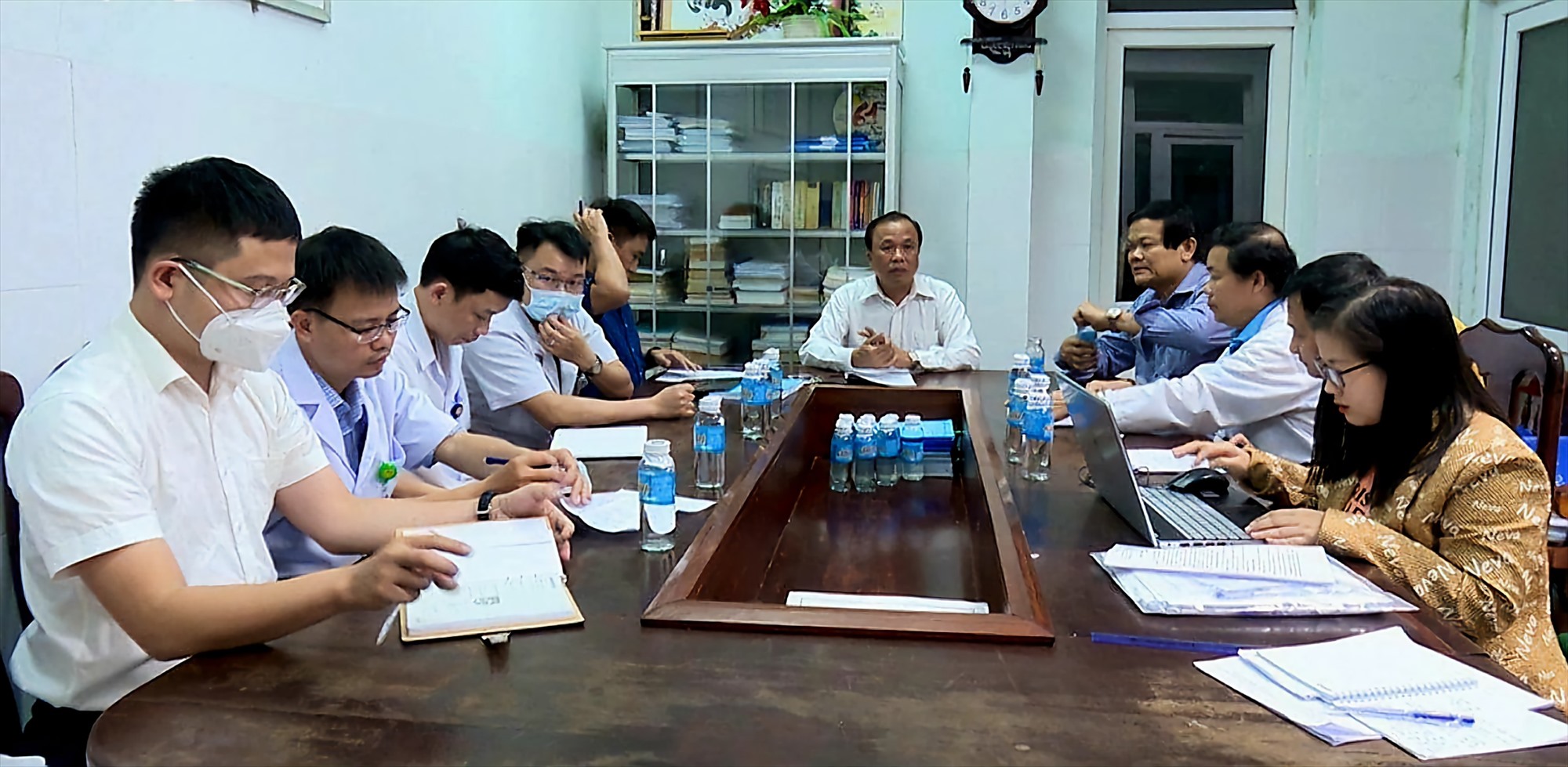 Ông Mai Văn Mười - Giám đốc Sở Y tế Quảng Nam (ngồi giữa), trong cuộc họp chuyên môn tháng 4.2023. Ảnh Hoàng Bin