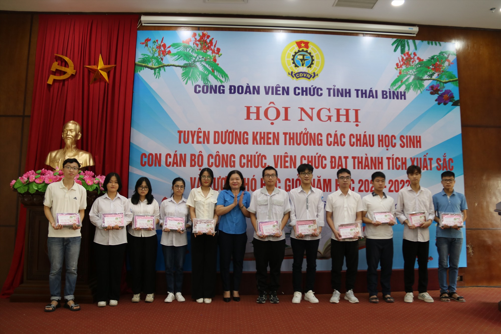 Bà Trần Thị Minh Thu - Chủ tịch công đoàn viên chức tỉnh Thái Bình - trao quà động viên các cháu tại hội nghị. Ảnh: Bá Mạnh