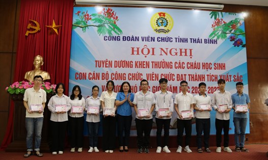 Bà Trần Thị Minh Thu - Chủ tịch công đoàn viên chức tỉnh Thái Bình - trao quà động viên các cháu tại hội nghị. Ảnh: Bá Mạnh