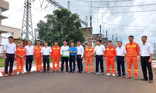 Công đoàn EVNNPT tặng quà đoàn viên đảm bảo an toàn lưới điện trong mùa mưa bão 2023. Ảnh: Công đoàn ĐLVN
