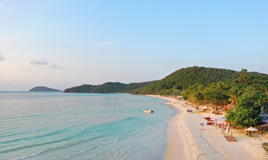 Vẻ đẹp bình yên của Bãi Sao là nơi thu hút nhiều du khách quốc tế đến với Phú Quốc. Ảnh: SG