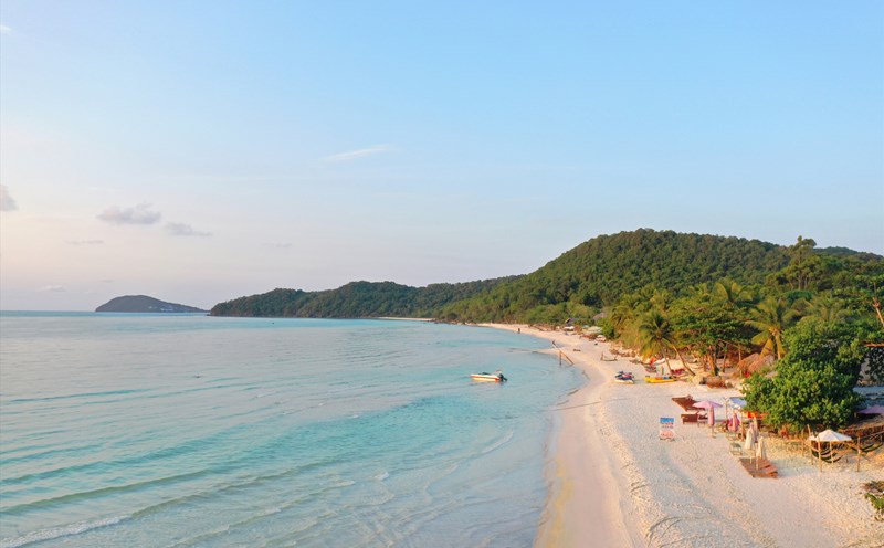 Vẻ đẹp bình yên của Bãi Sao là nơi thu hút nhiều du khách quốc tế đến với Phú Quốc. Ảnh: SG