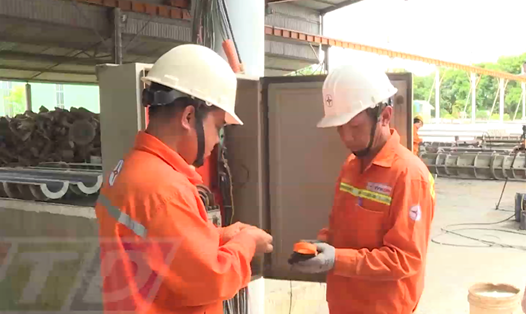 Công nhân Công ty Điện lực Đắk Nông bảo dưỡng hệ thống điện tại Khu công nghiệp Tâm Thắng, huyện Cư Jút. Ảnh: Linh Tâm