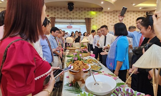 Ẩm thực từ sen Đồng Tháp hấp dẫn khách miền Trung. Ảnh: Thùy Trang