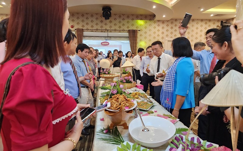 Ẩm thực từ sen Đồng Tháp hấp dẫn khách miền Trung. Ảnh: Thùy Trang