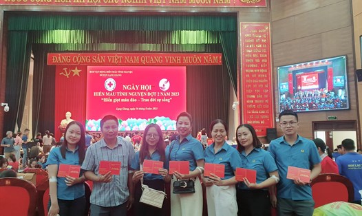 Đoàn viên Công đoàn Trường Tiểu học An Hà tham gia hiến máu tình nguyện. Ảnh: LĐLĐ huyện Lạng Giang 