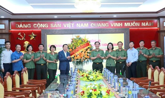 Phó Thủ tướng Trần Hồng Hà tặng hoa chúc mừng lãnh đạo, cán bộ, chiến sĩ Bộ Tư lệnh Cảnh vệ. Ảnh: VGP