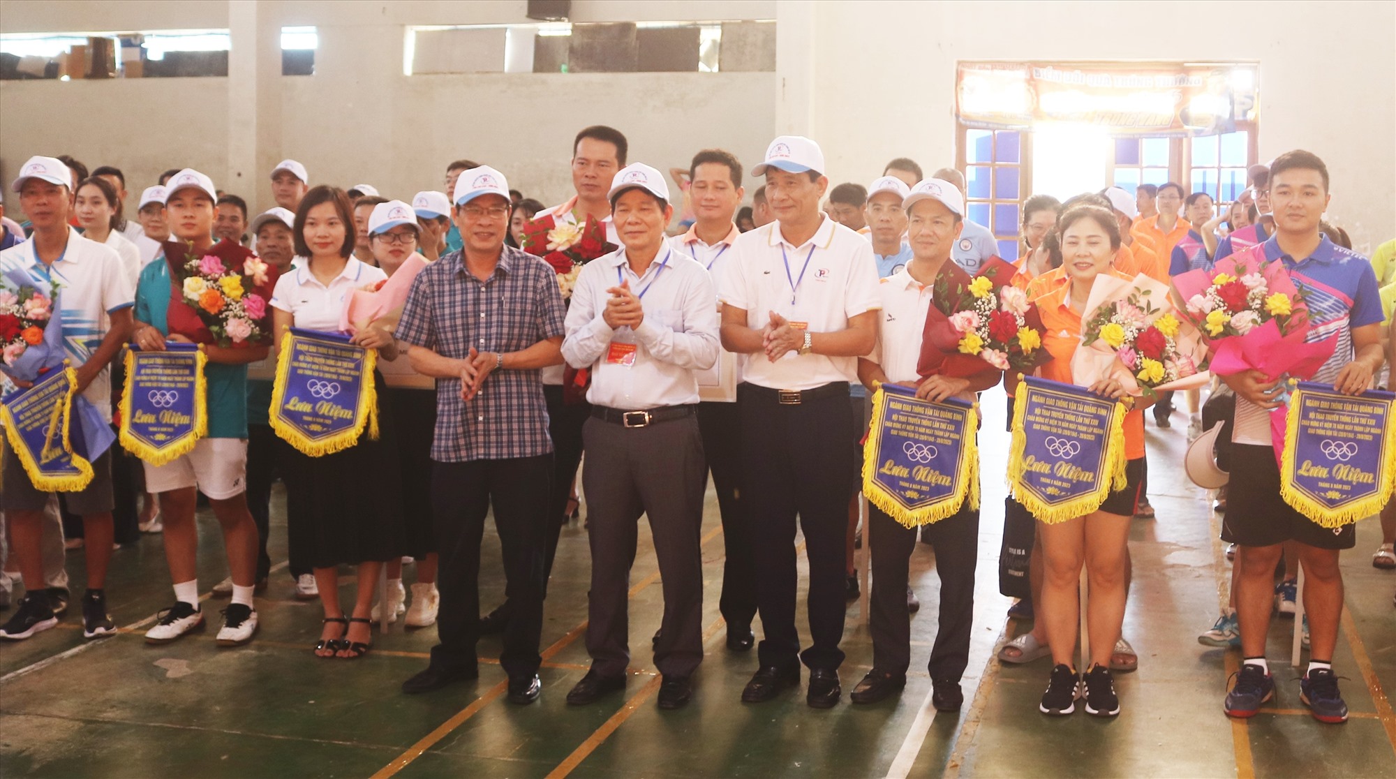 Ban tổ chức trao cờ lưu niệm cho các đội tham gia hội thao. Ảnh: Lê Phi Long