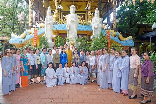 Các đại biểu chụp ảnh chung tại khuôn viên Chùa Phật tích tại Thủ đô Vientiane, Lào. Ảnh: TTXVN