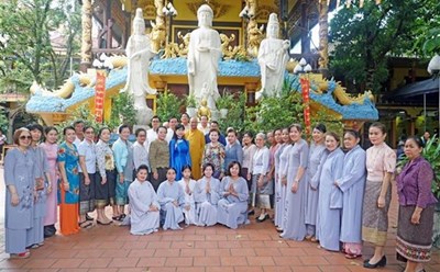 Các đại biểu chụp ảnh chung tại khuôn viên Chùa Phật tích tại Thủ đô Vientiane, Lào. Ảnh: TTXVN