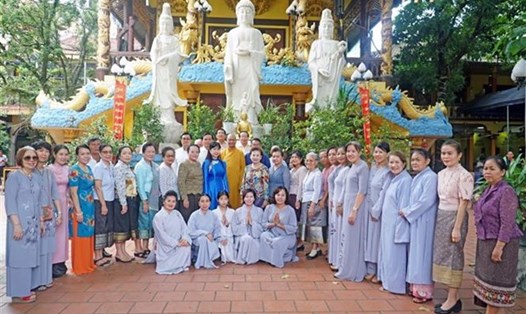 Các đại biểu chụp ảnh chung tại khuôn viên Chùa Phật tích tại Thủ đô Vientiane, Lào. Ảnh: TTXVN