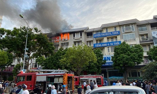 Đám cháy bốc lên từ tầng 5 của ngôi nhà 5 tầng trên đường Lê Trọng Tấn, Hoài Đức, Hà Nội. Ảnh: Khánh Linh