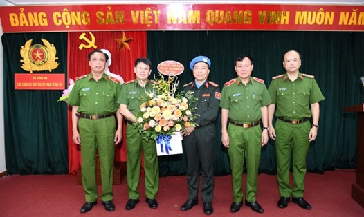 Đảng uỷ và lãnh đạo Cục Cảnh sát điều tra tội phạm về ma tuý tặng hoa chúc mừng trung tá Bùi Phương Lân. Ảnh: Bộ Công an