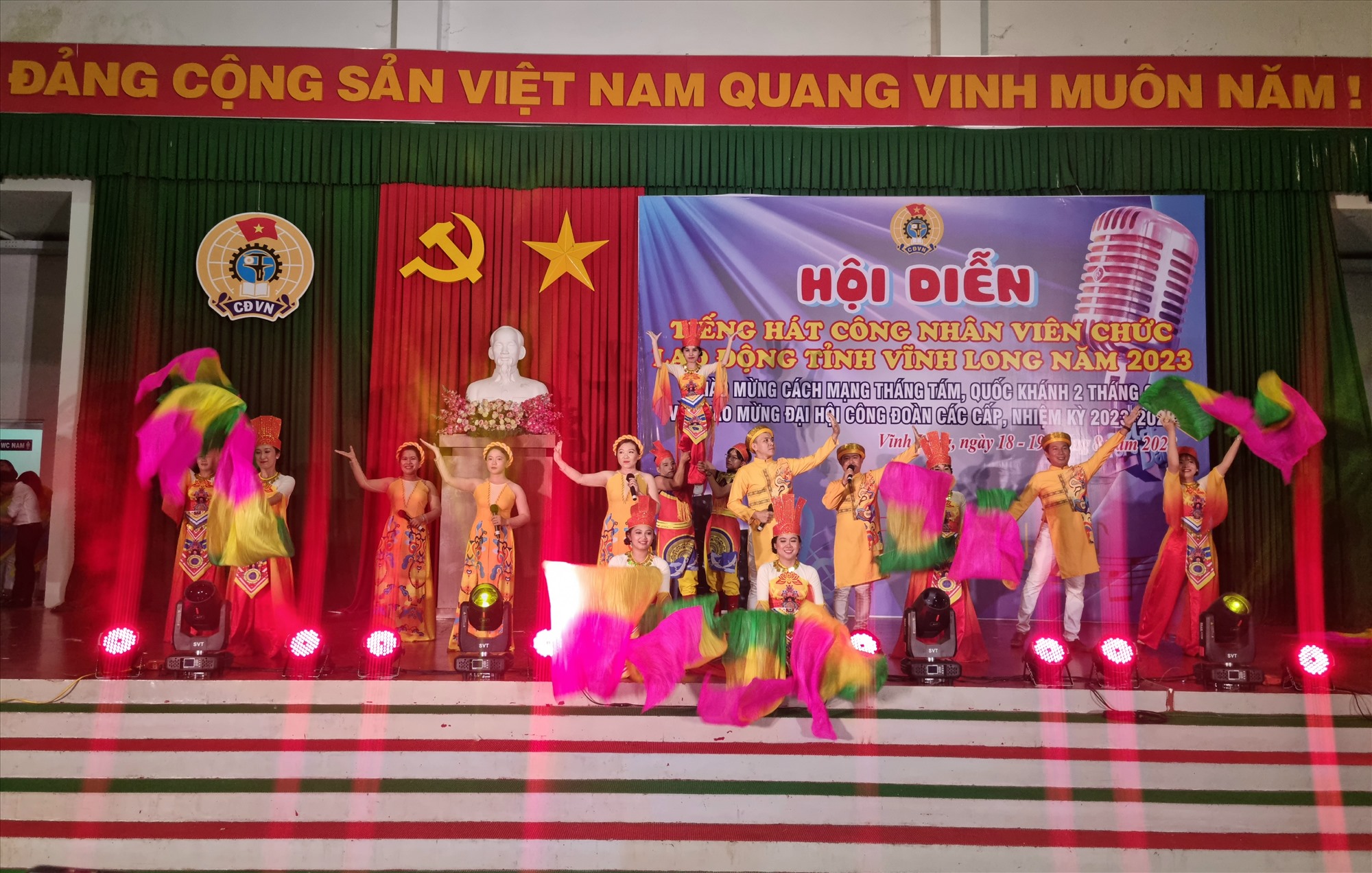 Tiết mục tốp ca múa tác phẩm Hào Khí Việt Nam của đơn vị LĐLĐ huyện Vũng Liêm trình diễn. Ảnh: Hoàng Lộc