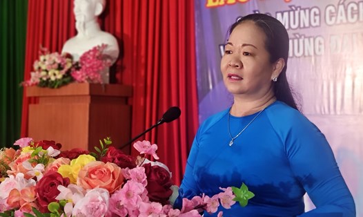 Bà Lê Thị Hồng Đào - Phó Chủ tịch thường trực LĐLĐ tỉnh Vĩnh Long - phát biểu tại buổi khai mạc. Ảnh: Hoàng Lộc