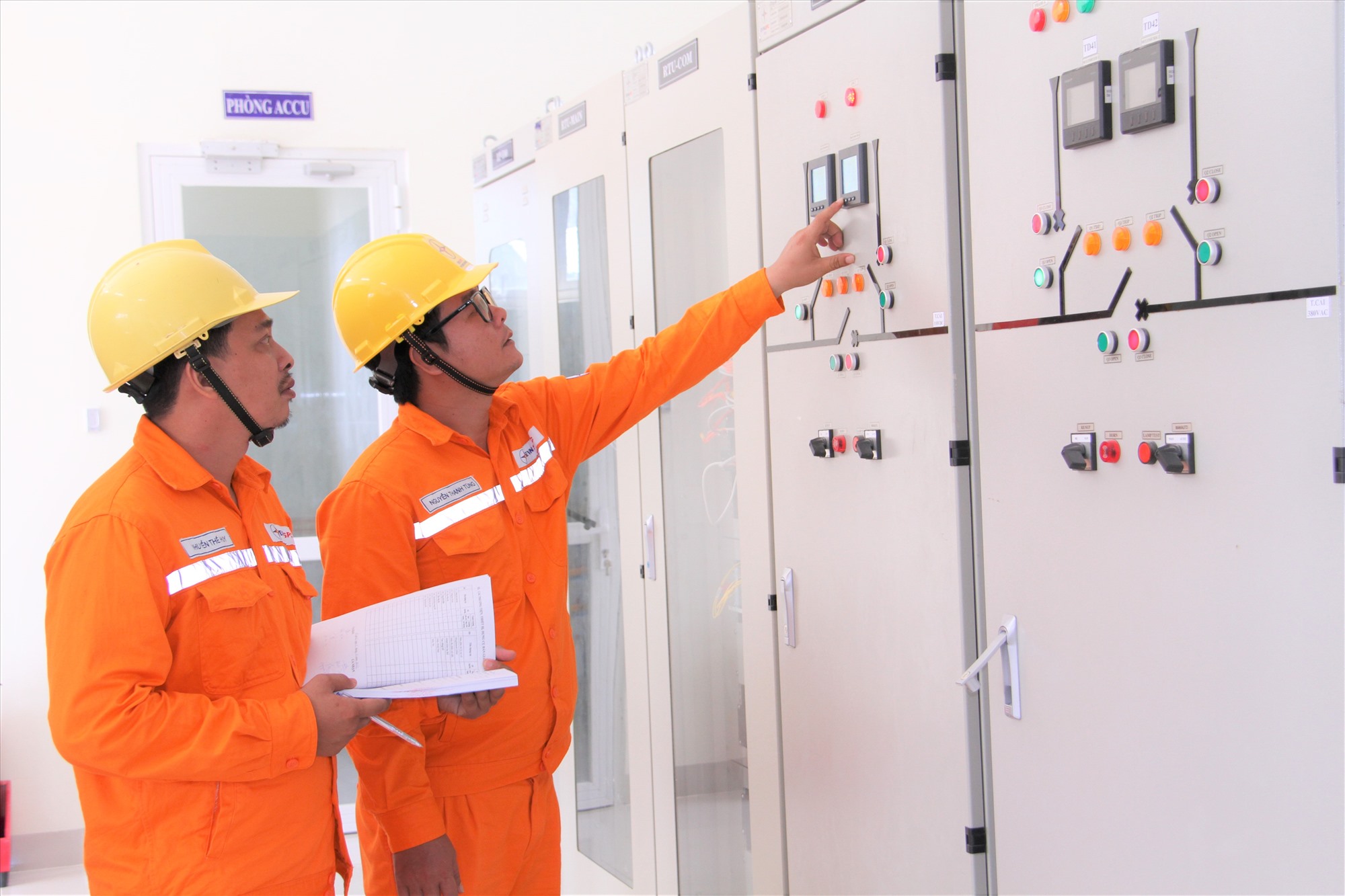 Theo dõi vận hành trạm biến áp không người trực tại Công ty Điện lực Kiên Giang. Ảnh: EVNSPC cung cấp