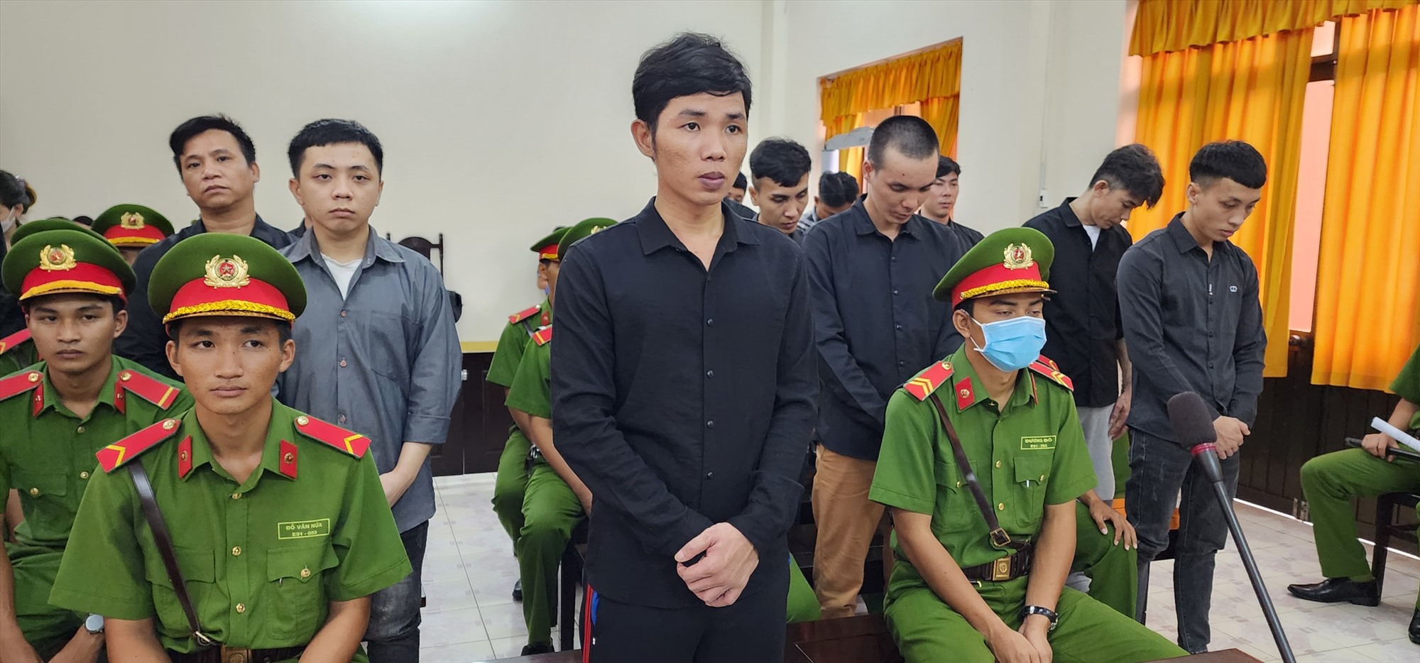 Bị cáo Dương Minh Tuấn (hàng đầu - ở giữa) lĩnh tổng hình phạt là 10 năm 6 tháng tù. Ảnh: Công an cung cấp