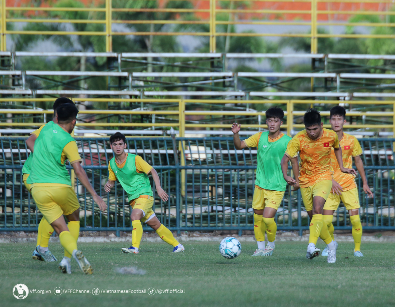 Sau đó, toàn đội bước vào tập chiến thuật. Ban huấn luyện đưa ra những bài tập cụ thể nhằm giúp các cầu thủ có sự chuẩn bị tốt nhất cho trận gặp U23 Lào.