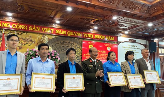 Công an tỉnh Lâm Đồng khen thưởng tập thể, cá nhân có thành tích xuất sắc trong thực hiện Chương trình phối hợp. Ảnh: Ngọc Mai