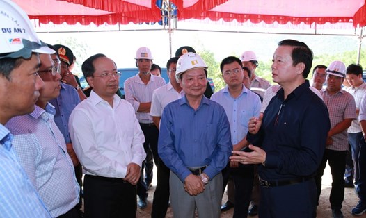 Phó Thủ tướng Trần Hồng Hà nghe báo cáo tiến độ trên công trường thi công đoạn tuyến cao tốc Vân Phong - Nha Trang. Ảnh: VGP