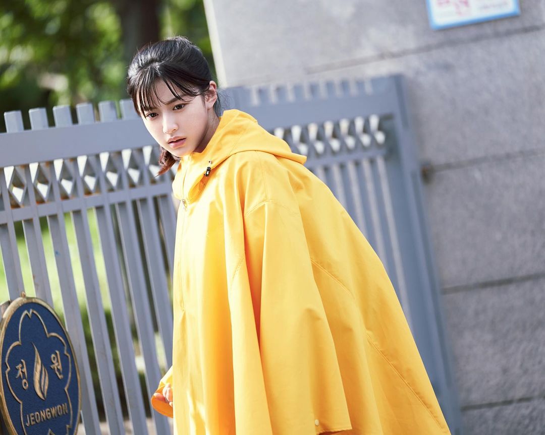 Vì đóng vai học sinh cấp 3 trong phim nên Go Yoon Jung xuất hiện trong bộ đồng phục học sinh xuyên suốt các tập phim đã lên sóng. Tuy nhiên, nhiều người không khỏi bất ngờ khi biết nữ diễn viên sinh năm 1996 và năm nay cô đã 27 tuổi.  
