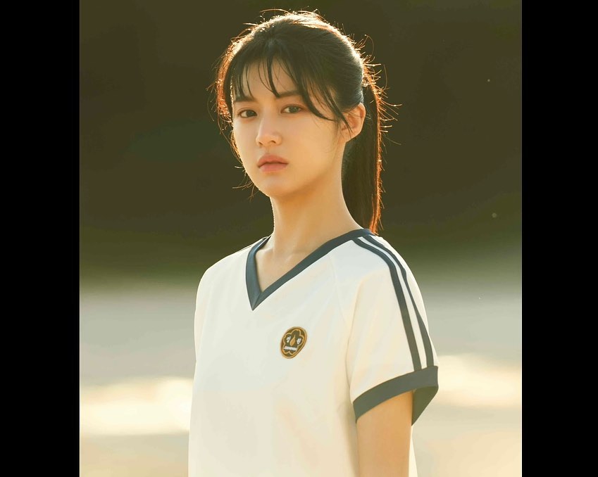 Xuất hiện trong tác phẩm được đầu tư tới 50 tỉ won (39,5 triệu USD), Go Yoon Jung nhận được nhiều lời khen từ khán giả khi thể hiện vai Jang Hui Soo, con gái của Jang Joo Won (Ryu Seung Ryong), người có khả năng hồi phục nhanh chóng.  