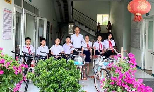 Liên đoàn Lao động thành phố Đà Nẵng tặng xe đạp cho học sinh có hoàn cảnh khó khăn. Ảnh: Trà Vân