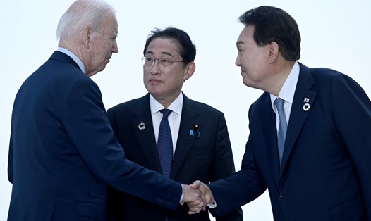 (Từ trái sang phải) Tổng thống Mỹ Joe Biden, Thủ tướng Nhật Bản Kishida Fumio và Tổng thống Hàn Quốc Yoon Suk Yeol trước cuộc gặp 3 bên tại Hội nghị Thượng đỉnh các nhà lãnh đạo G7 ở Hiroshima, Nhật Bản tháng 5.2023. Ảnh: AFP