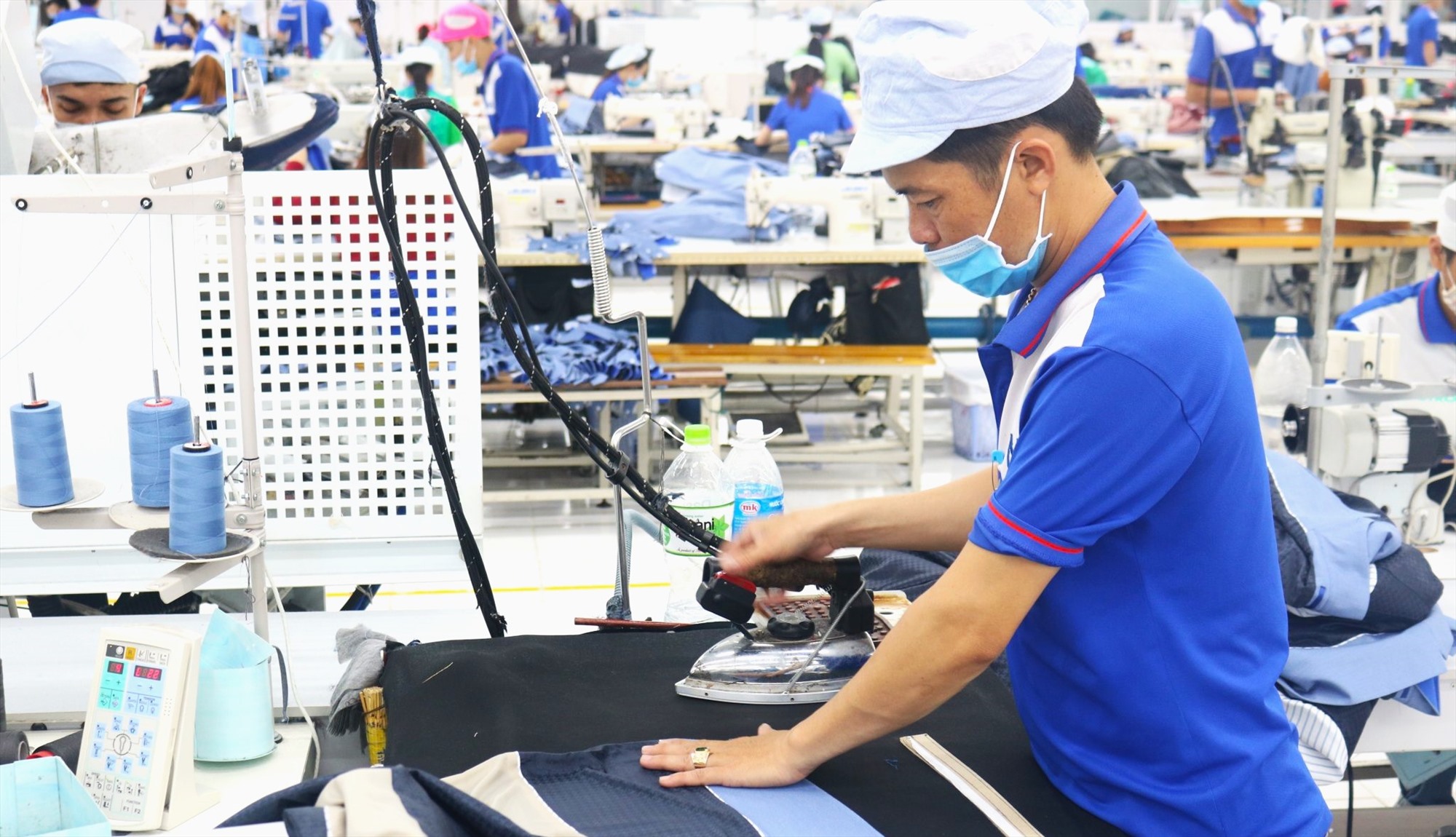 Nhiều lao động nông thôn bỏ đất, bỏ quê lên thành phố làm công nhân. Ảnh minh họa: Bích Ngọc