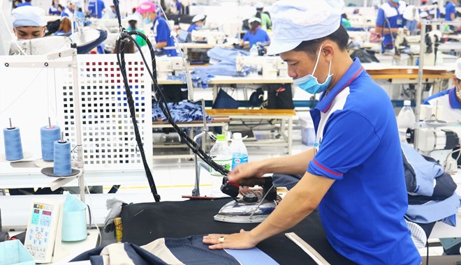 Vỡ mộng bỏ đất, rời quê đi làm công nhân