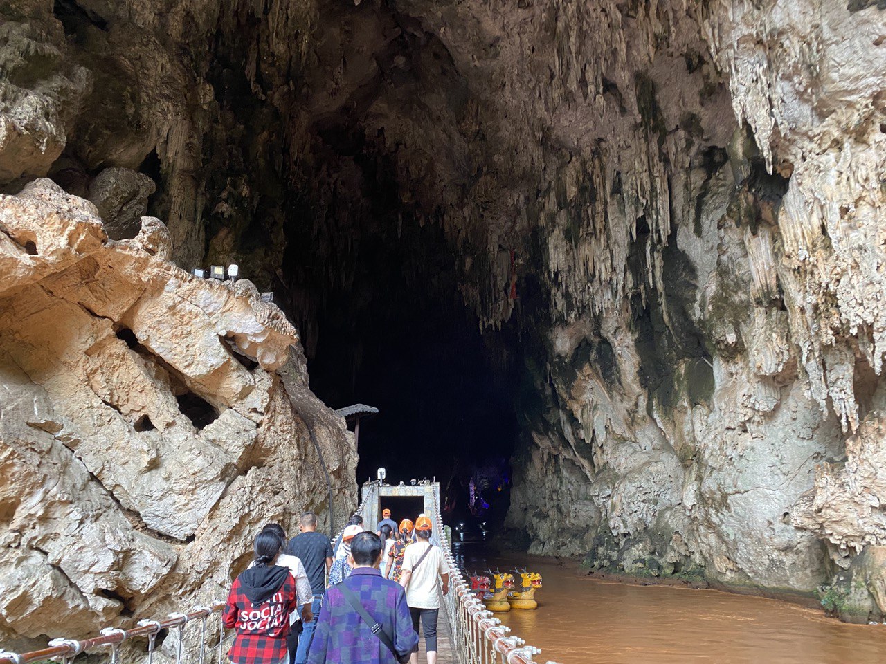 Hang động này có Yến Tử vì đây vốn là nơi mà loài chim yến sinh sống, nằm ở độ cao so với mặt nước biển từ 1.220 – 1.270 m. Vào mùa yến sinh sản hàng năm, khách du lịch sẽ được chiêm ngưỡng vô số đàn chim yến về làm tổ, đẻ trứng trong động. Mấy trăm năm nay, người dân nơi đây đã có nghề thu hoạch yến tổ yến, làm yến sào. Tham quan động Yến Tử, du khách còn có cơ hội thưởng thức nghệ nhân trình diễn hoạt động thu hoạch tổ yến nếu thời tiết thuận lợi.