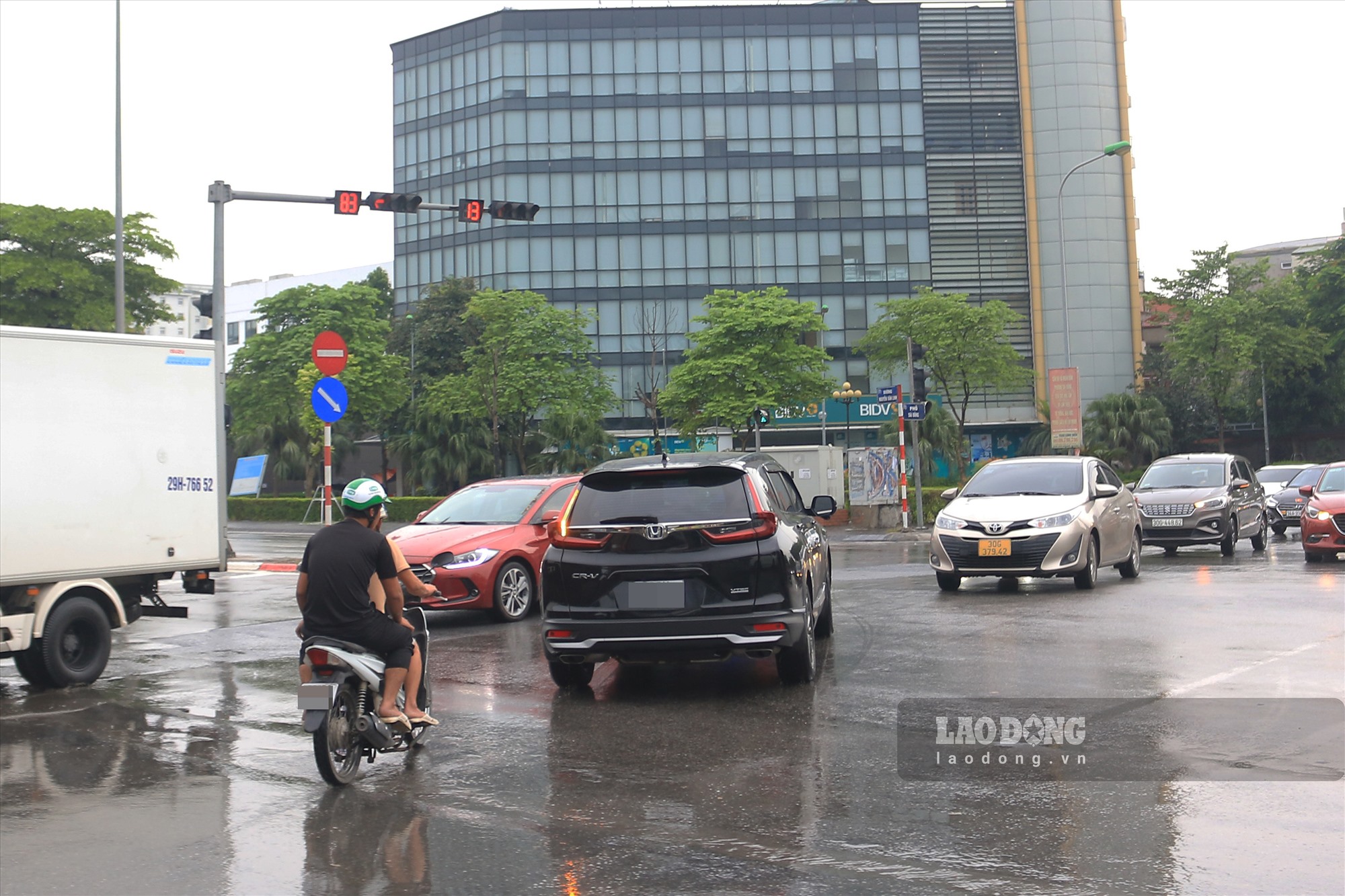 Một số phương tiện vẫn rẽ trái từ đường Huỳnh Tấn Phát sang đường Nguyễn Văn Linh (Quốc lộ 5). Ảnh: Khánh An