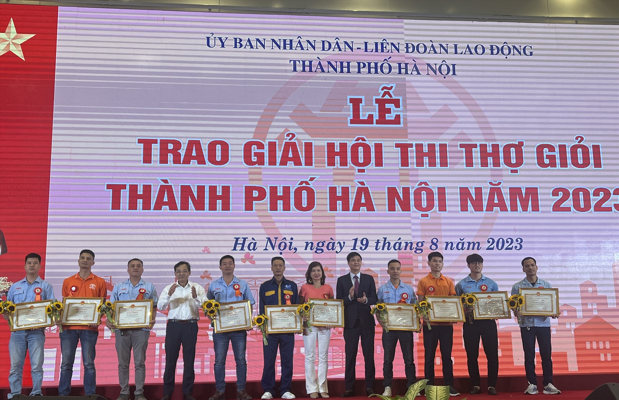 Phó chủ tịch Tổng Liên đoàn Lao động Việt Nam Ngọ Duy Hiểu (thứ 5 từ phải sang) trao giải Nhất Hội thi thợ giỏi Thành phố Hà Nội năm 2023. Ảnh: Kiều Vũ
