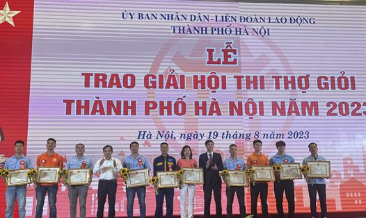 Phó chủ tịch Tổng Liên đoàn Lao động Việt Nam Ngọ Duy Hiểu (thứ 5 từ phải sang) trao giải Nhất Hội thi thợ giỏi Thành phố Hà Nội năm 2023. Ảnh: Kiều Vũ
