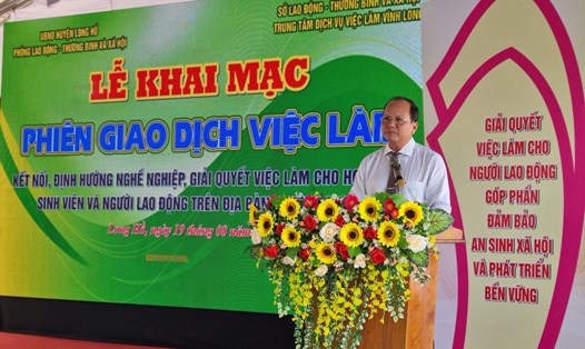 Ông Võ Trung Sơn - Phó Chủ tịch UBND huyện Long Hồ phát biểu tại phiên giao dịch việc làm. Ảnh: Hoàng Lộc