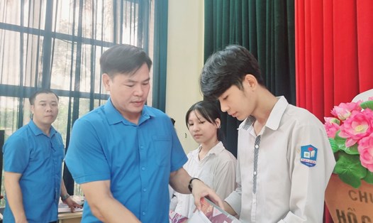 Ông Trần Đức Hiền - Chủ tịch Công đoàn Khu kinh tế và các Khu công nghiệp tỉnh Thái Bình trao quà cho các cháu học sinh. Ảnh: Lương Hà