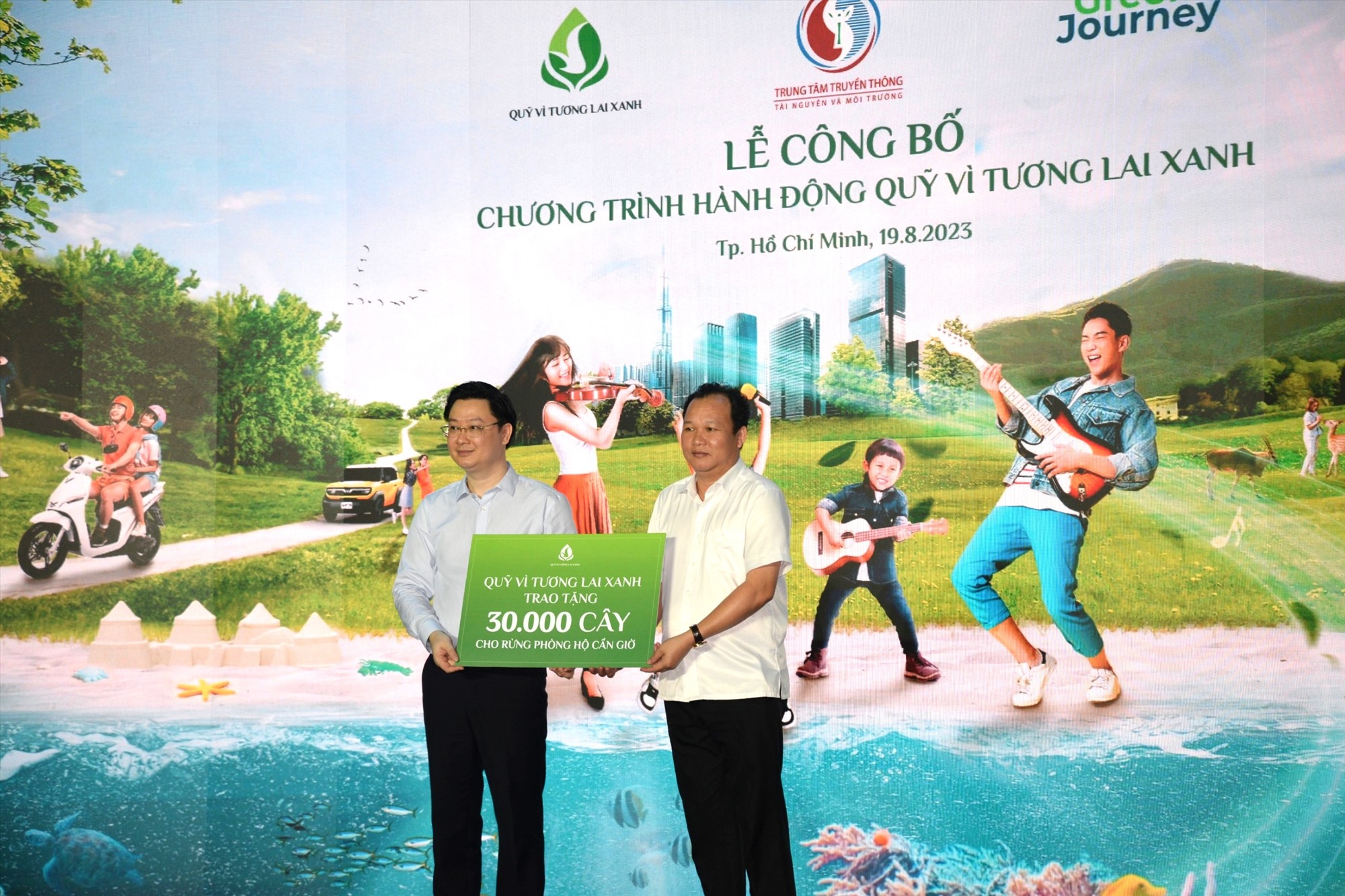 Đại diện quỹ Vì tương lai Xanh trao biển tượng trưng 30.000 cây xanh cho địa diện Ban Quản lý rừng phòng hộ Cần Giờ.  Ảnh: Minh Quân