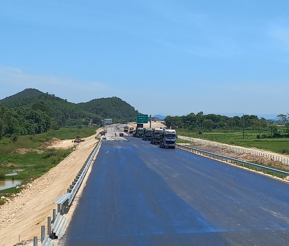 Những mét thảm nhựa cuối cùng trên cao tốc Nghi Sơn - Diễn Châu. Ảnh: Quang Đại