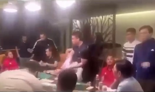 Nhóm golfer đánh bạc trong khách sạn bị công an ập vào bắt quả tang. Ảnh: Cắt từ clip