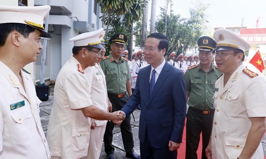 Chủ tịch nước Võ Văn Thưởng và lãnh đạo Công an tỉnh An Giang. Ảnh: TTXVN