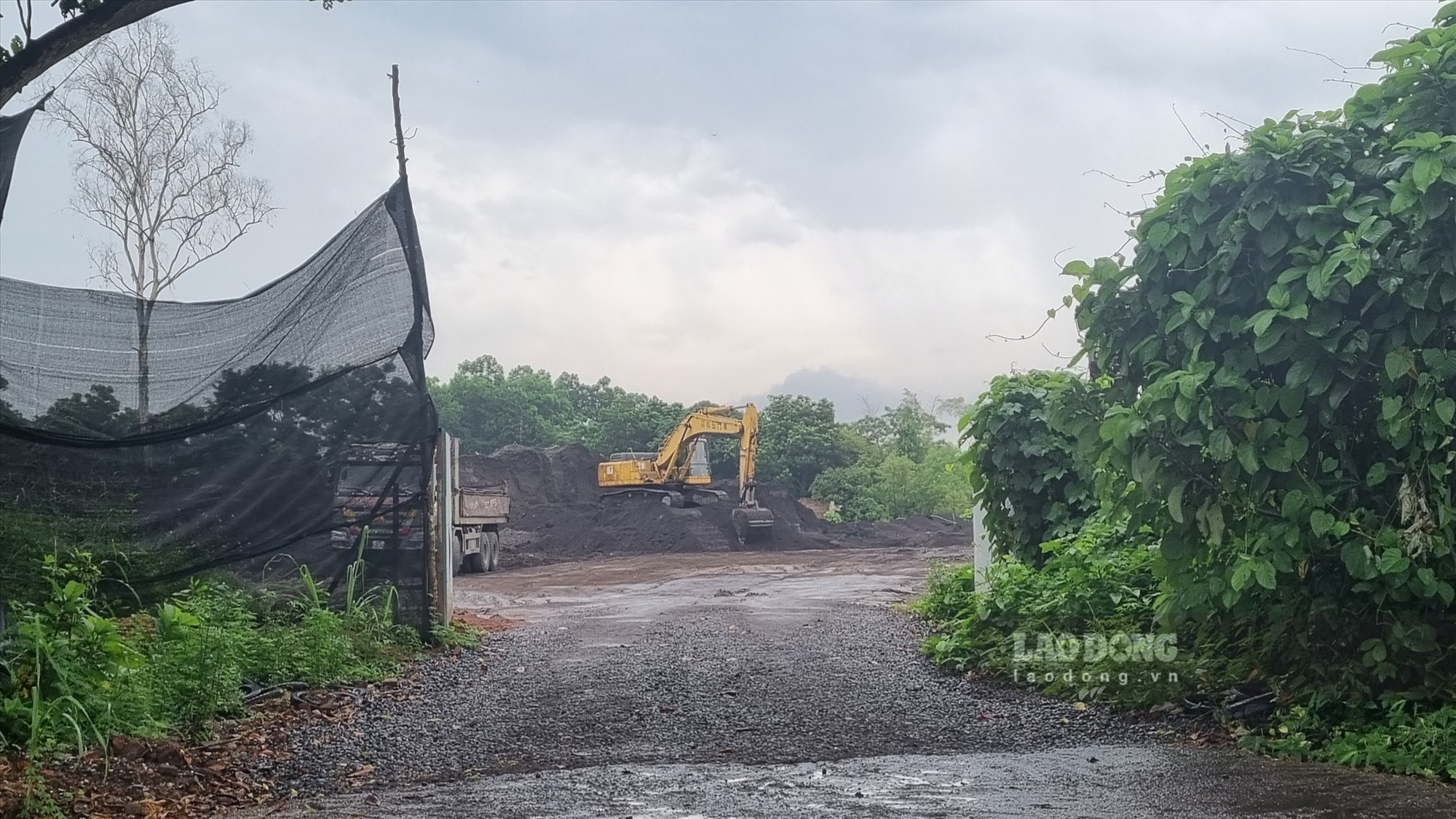 Người dân bức xúc vì tình trạng ô nhiễm từ bãi tập kết xỉ, tro. Ảnh: Lam Thanh