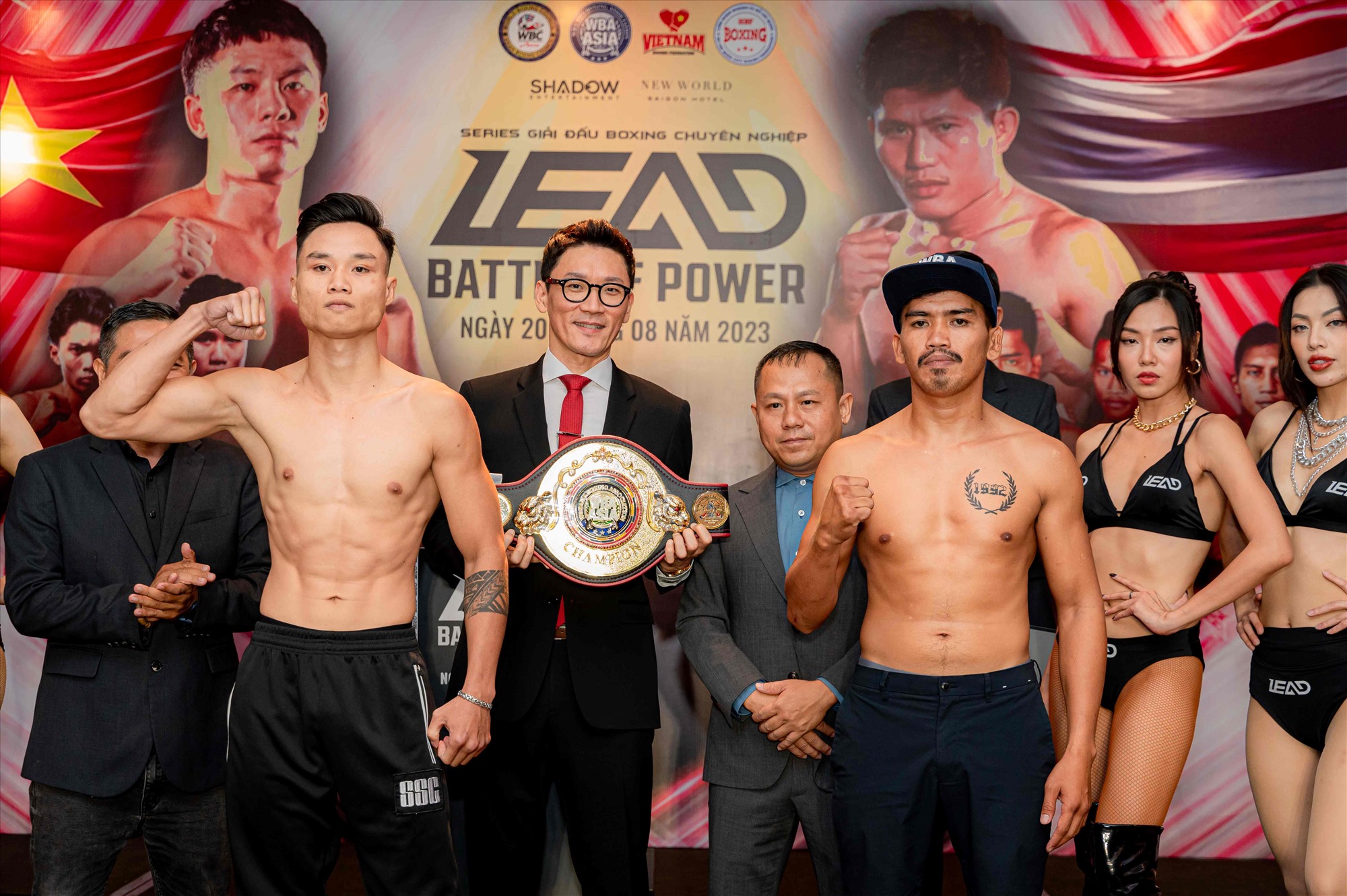 Võ sĩ boxing Võ Hồng Đạt (trái) tự tin trước trận tranh đai WBA châu Á hạng nhẹ vào tối 20.8. Ảnh: Hương Nguyễn
