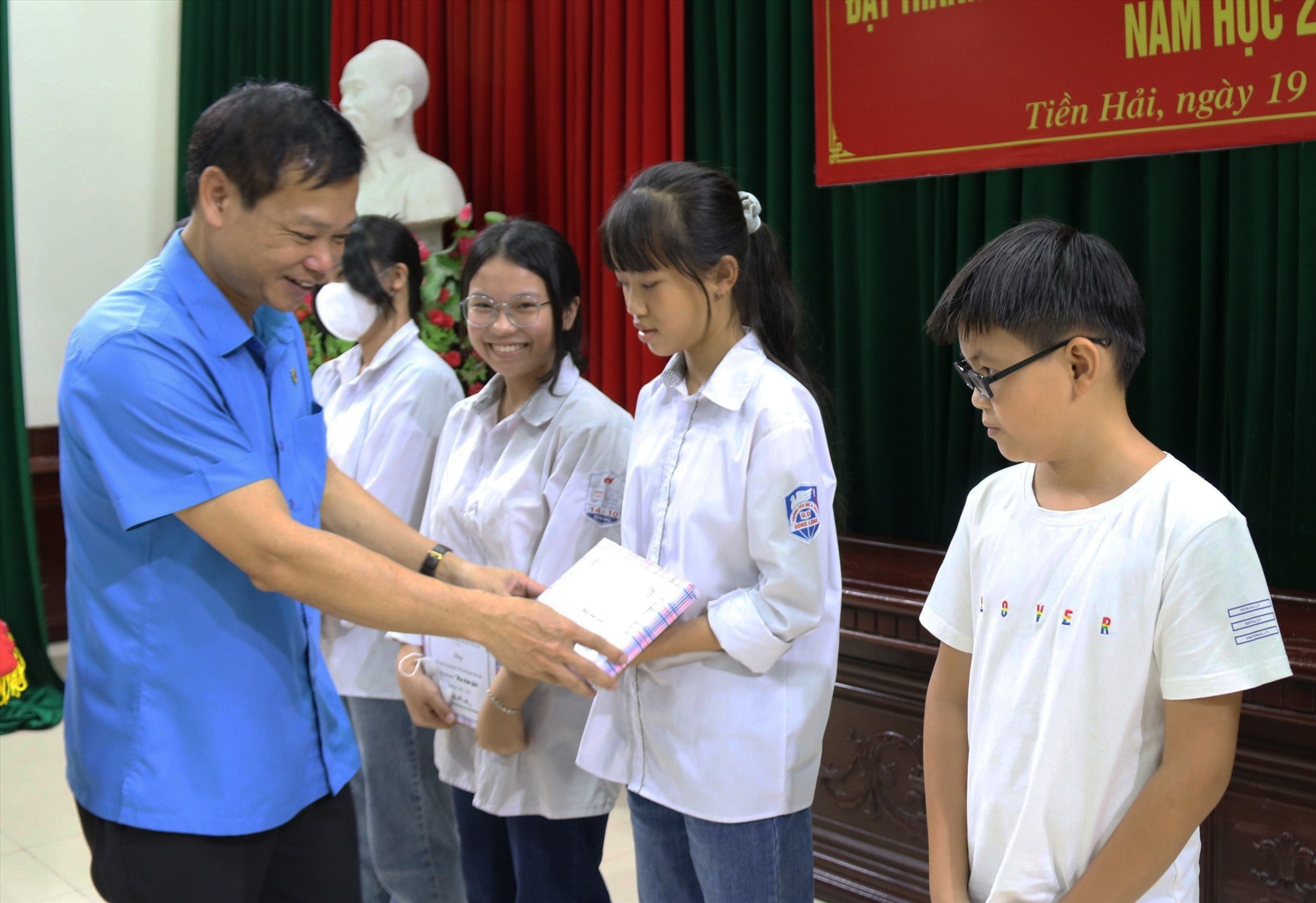 Phó chủ tịch Thường trực LĐLĐ tỉnh Thái Bình - ông Nguyễn Thái Dương trao quà động viên các cháu. Ảnh: Bá Mạnh
