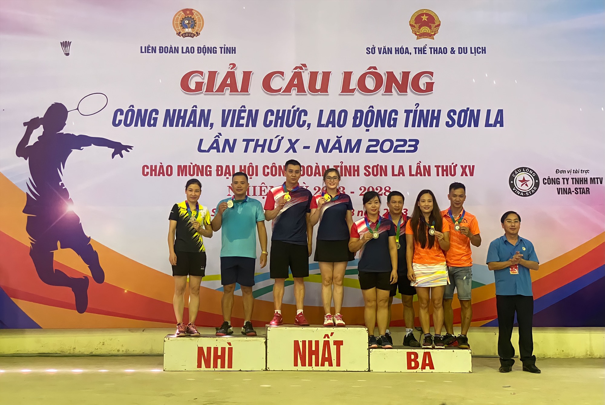 Kết thúc giải đấu, ông Vàng A Lả - Chủ tịch LĐLĐ tỉnh Sơn La đã thay mặt ban tổ chức trao huy chương tới các đội.