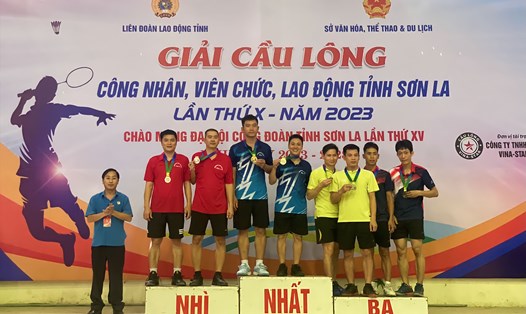 10 đội xuất sắc giành huy chương trong giải đấu cầu lông công nhân, viên chức, lao động tỉnh Sơn La. Ảnh: Minh Thành.