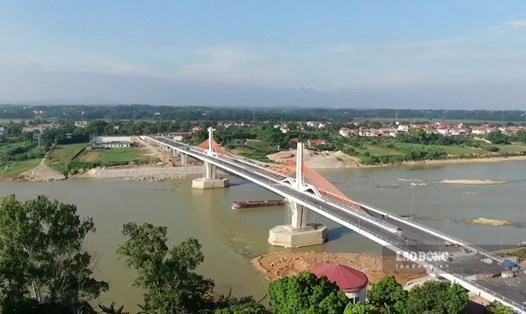 Cầu Vĩnh Phú bắc qua sông Lô nối 2 tỉnh "anh em" Vĩnh Phúc và Phú Thọ sắp được khánh thành. Ảnh: Tô Công.