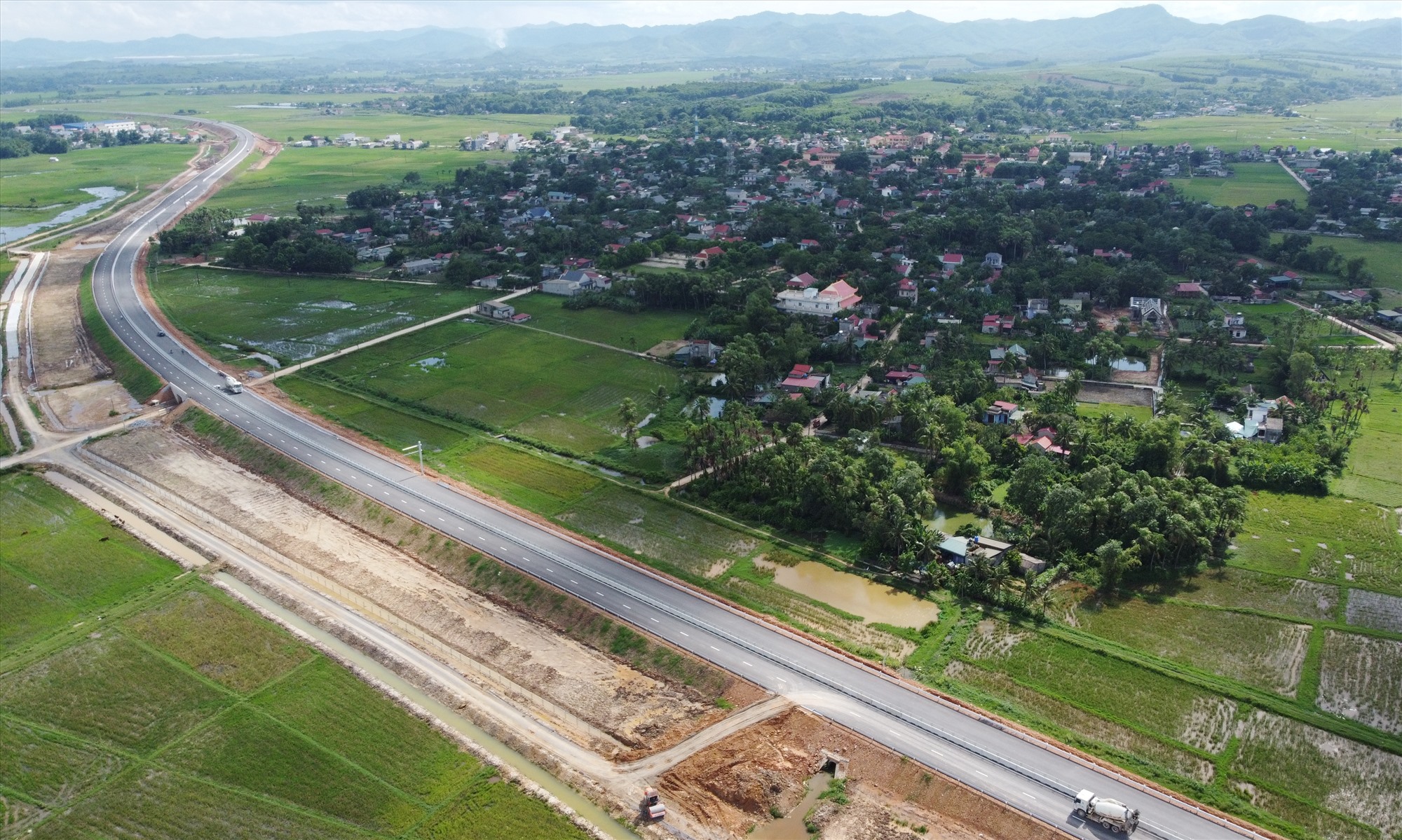 Cao tốc Quốc lộ 45 - Nghi Sơn có chiều dài hơn 43,2 km đi qua địa bàn tỉnh Thanh Hóa, với tổng mức đầu tư hơn 5.530 tỉ đồng. Ảnh: Quách Du
