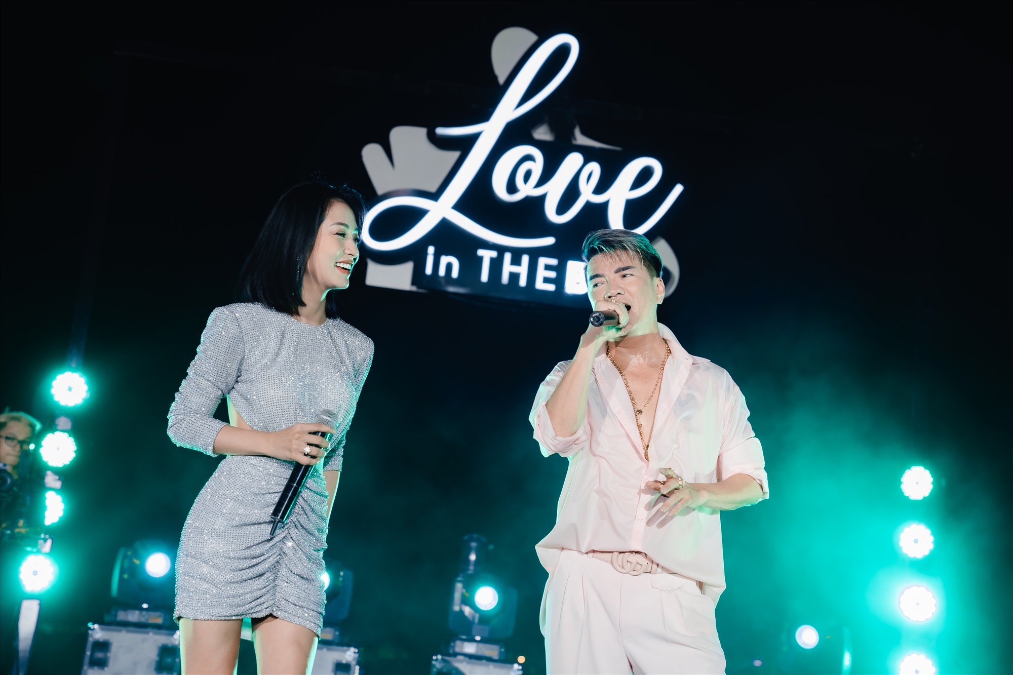 Nữ ca sĩ Thu Hằng mang đến những bản tình ca da diết và cả sôi động trên sân khấu “Love in the Bay” 