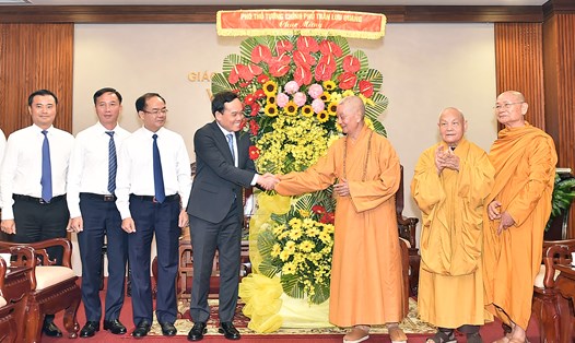 Phó Thủ tướng Chính phủ Trần Lưu Quang chúc mừng chư tôn đức giáo phẩm lãnh đạo Giáo hội Phật giáo Việt Nam. Ảnh: VGP