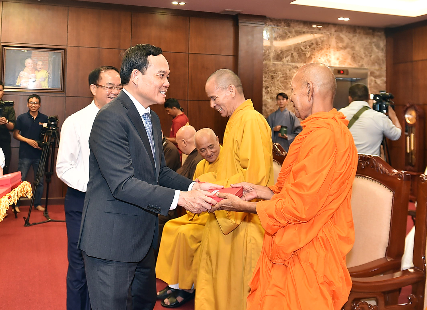 Phó Thủ tướng tặng quà lưu niệm chư tôn đức giáo phẩm lãnh đạo Giáo hội Phật giáo Việt Nam. Ảnh: VGP